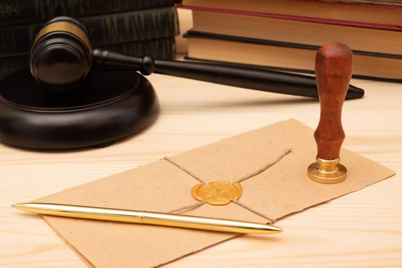 Envelop met lakzegel, stempel en rechtershamer